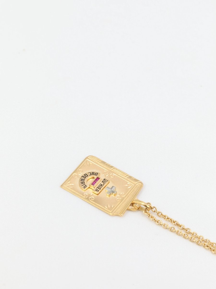 Médaille Amour Augis Plus Hier Moins Demain en or figurant un livre - Castafiore