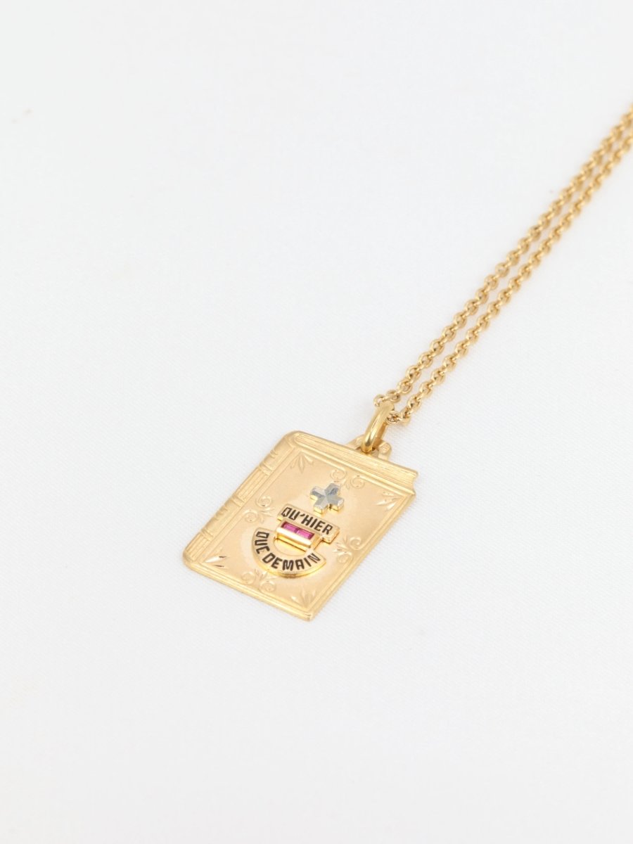Médaille Amour Augis Plus Hier Moins Demain en or figurant un livre - Castafiore