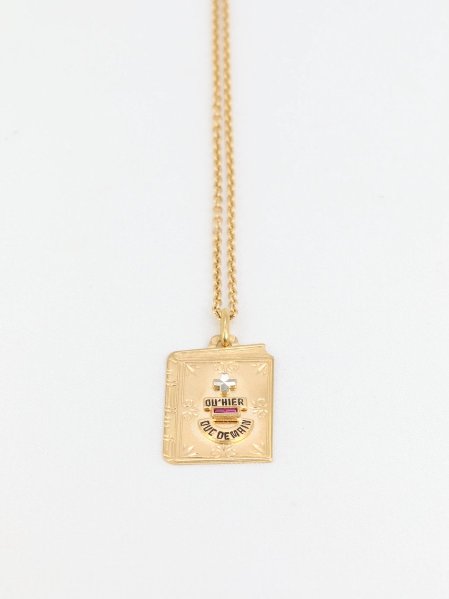 Médaille Amour Augis Plus Hier Moins Demain en or figurant un livre - Castafiore