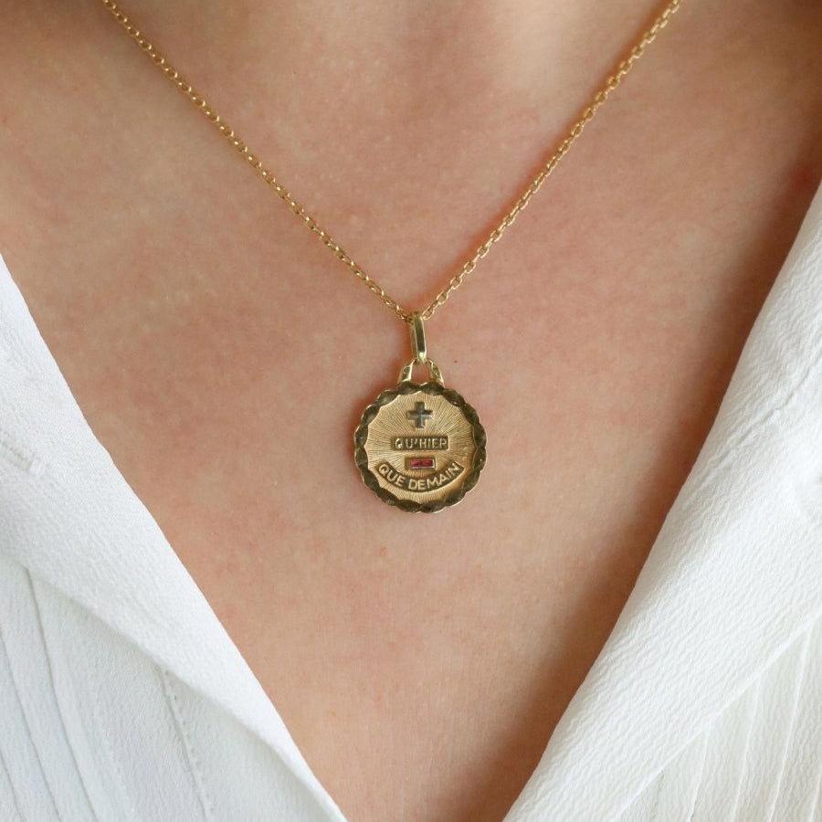 Médaille amour Augis ronde Plus hier Moins que demain or jaune rubis - Castafiore