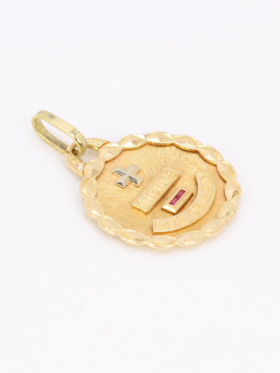 Médaille amour Augis ronde Plus hier Moins que demain or jaune rubis - Castafiore