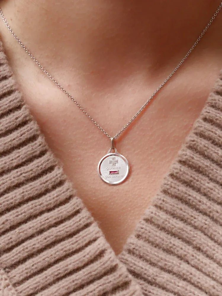 Médaille amour Augis ronde Plus qu'hier moins que demain or blanc diamant rubis - Castafiore