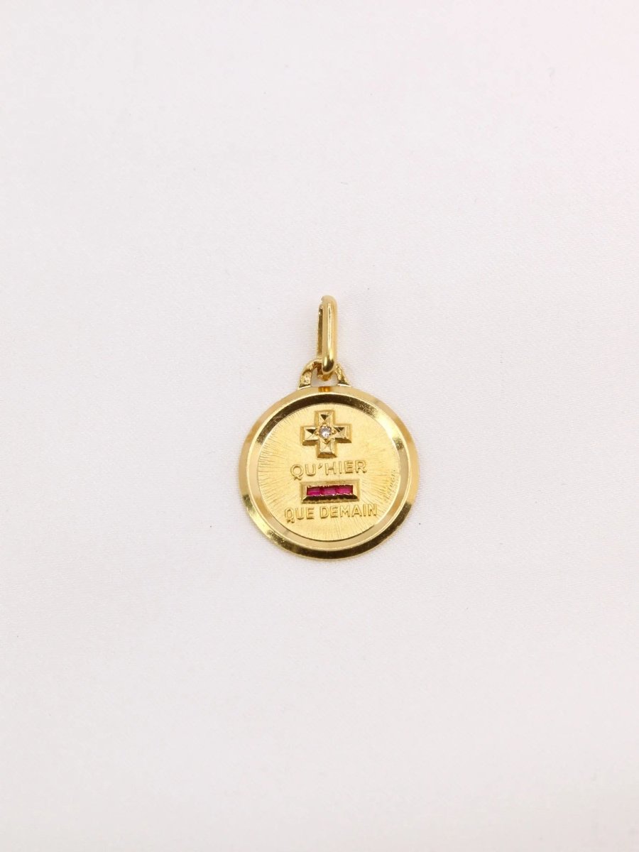Médaille amour Augis ronde Plus qu'hier moins que demain or jaune diamant rubis - Castafiore