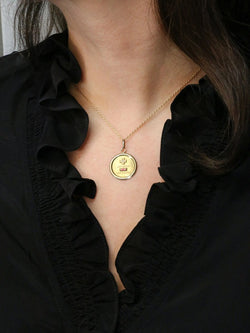 Médaille amour Augis ronde Plus qu'hier moins que demain or jaune diamant rubis - Castafiore