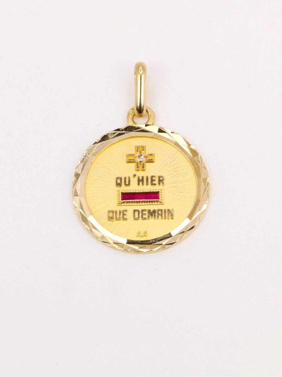 Médaille amour Augis ronde Plus qu'hier moins que demain or jaune diamant rubis - Castafiore