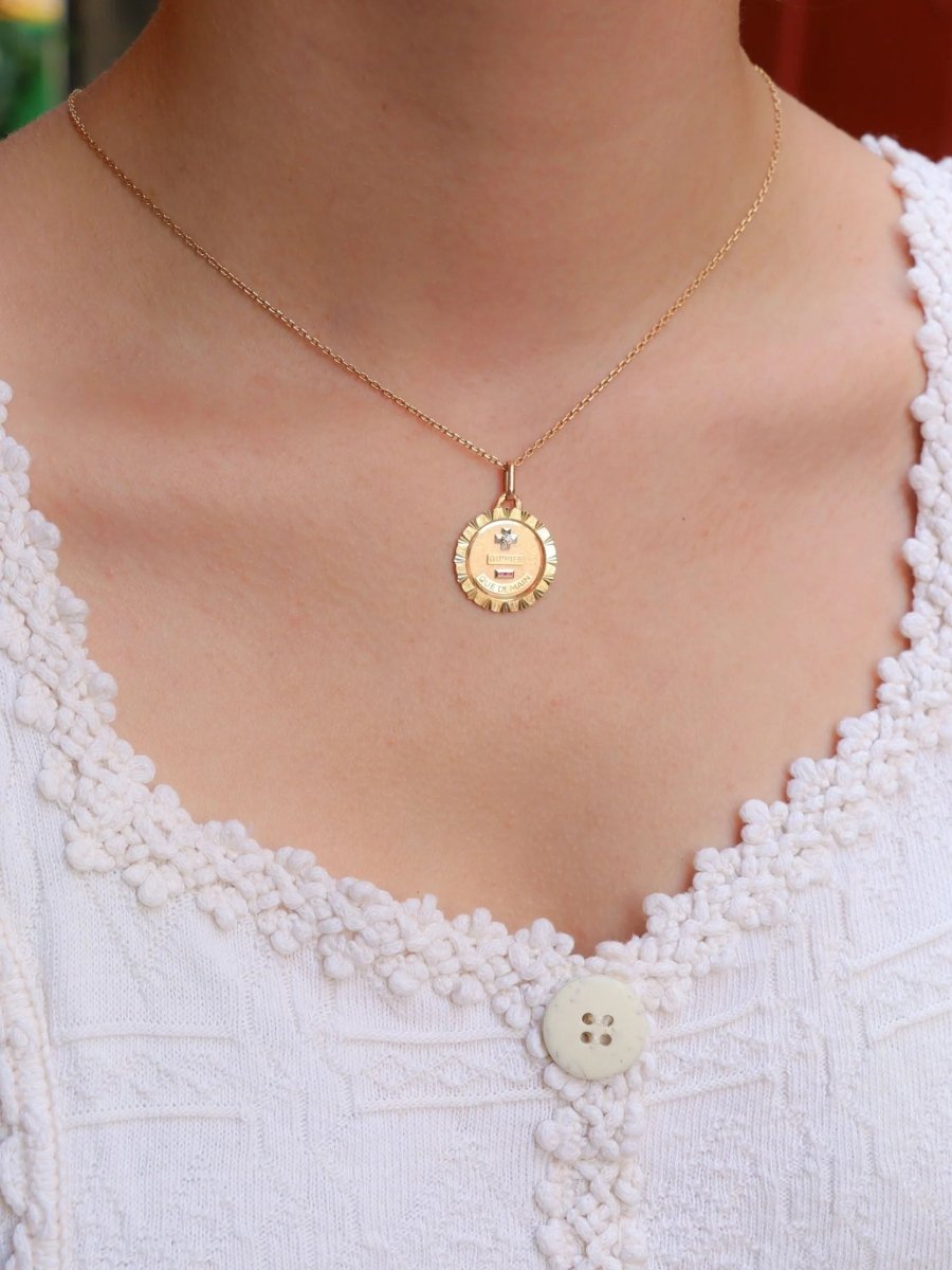 Médaille amour Augis ronde striée Plus qu'hier moins que demain or jaune diamant rubis - Castafiore