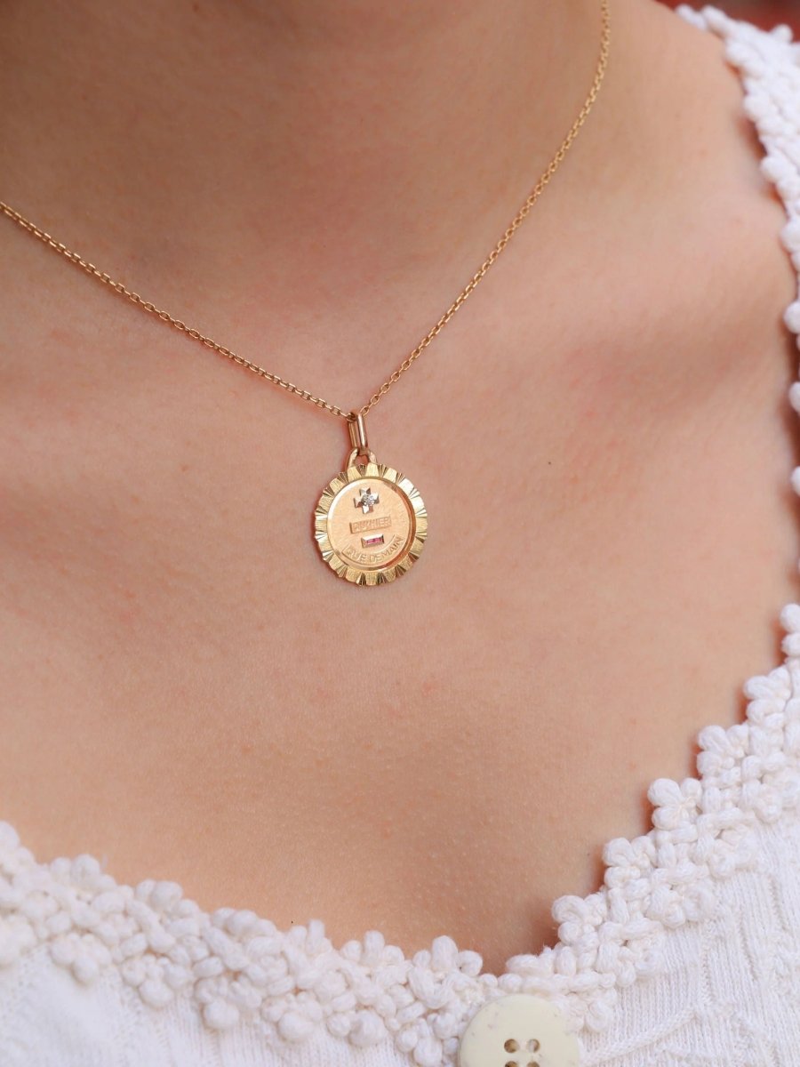 Médaille amour Augis ronde striée Plus qu'hier moins que demain or jaune diamant rubis - Castafiore