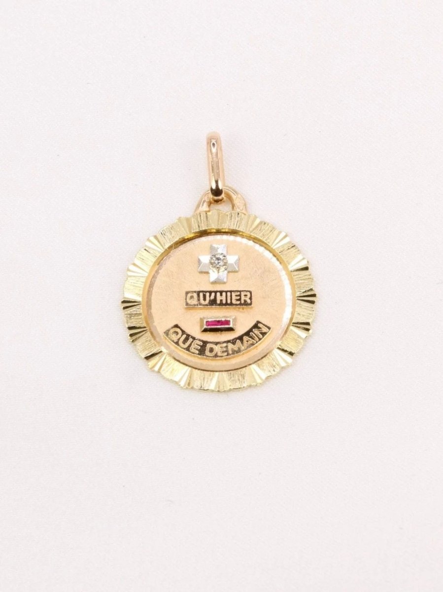 Médaille amour Augis ronde striée Plus qu'hier moins que demain or jaune diamant rubis - Castafiore