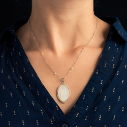 Médaille ANCIENNE Vierge en or blanc et nacre - Castafiore