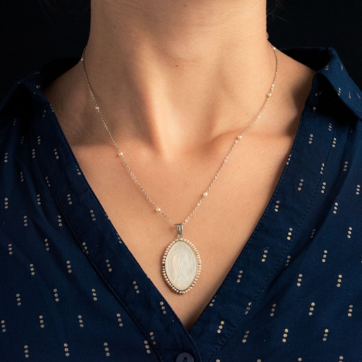 Médaille ANCIENNE Vierge en or blanc et nacre - Castafiore