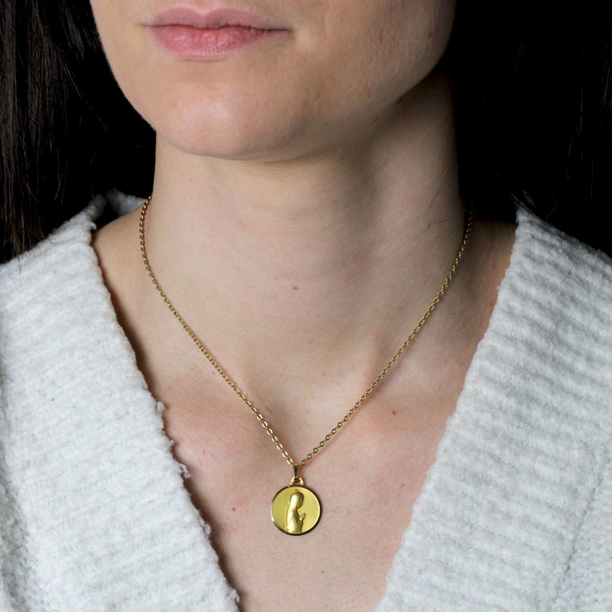 Médaille AP Vierge en prière en or jaune - Castafiore