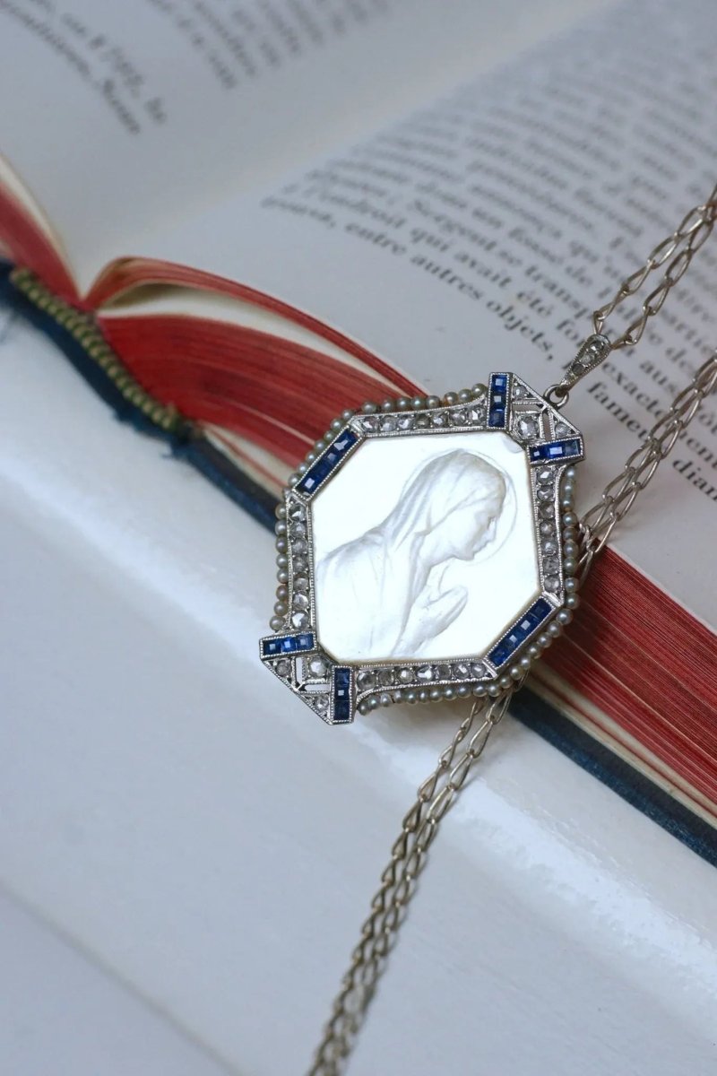 Médaille Art Déco Vierge Marie Nacre, Saphirs, Diamants et Perles - Castafiore