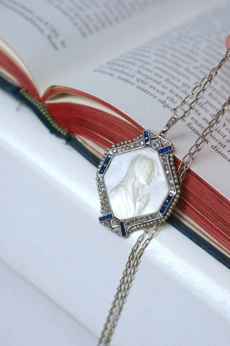 Médaille Art Déco Vierge Marie Nacre, Saphirs, Diamants et Perles - Castafiore