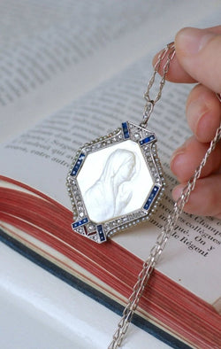 Médaille Art Déco Vierge Marie Nacre, Saphirs, Diamants et Perles - Castafiore