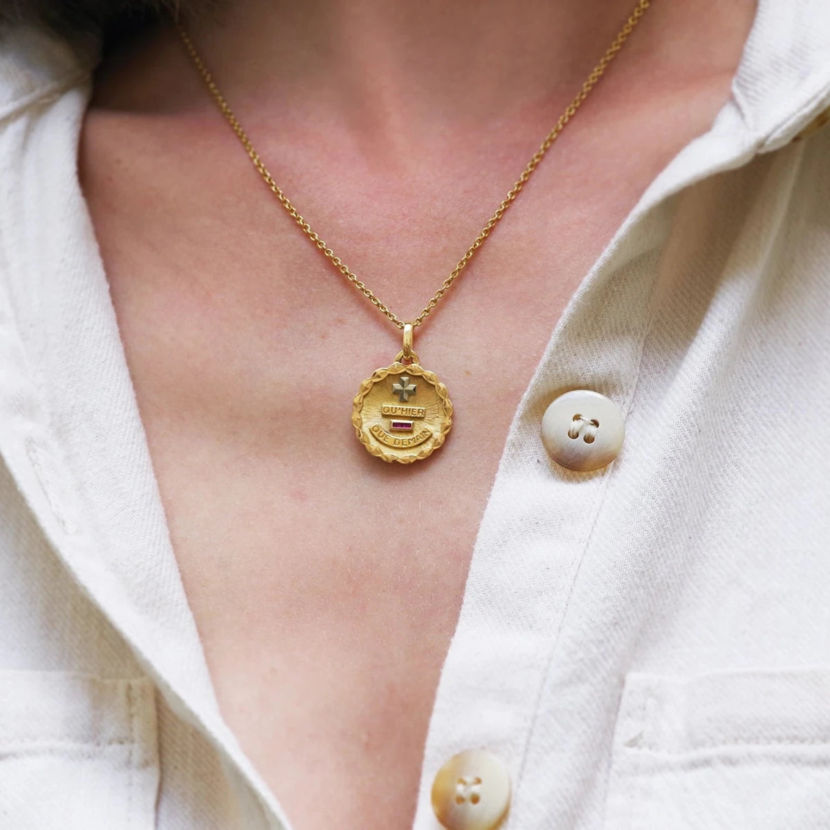 Médaille AUGIS en or jaune, or blanc et rubis - Castafiore