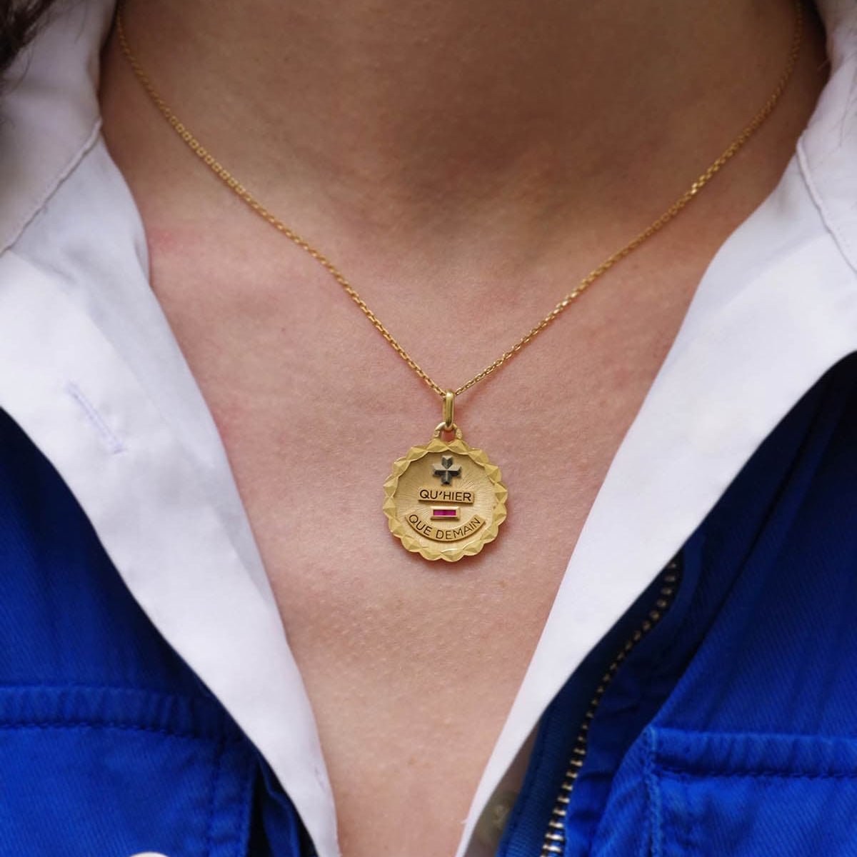 Médaille AUGIS en or jaune, or blanc et rubis