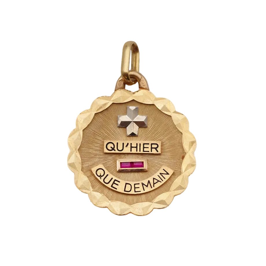 Médaille AUGIS en or jaune, or blanc et rubis