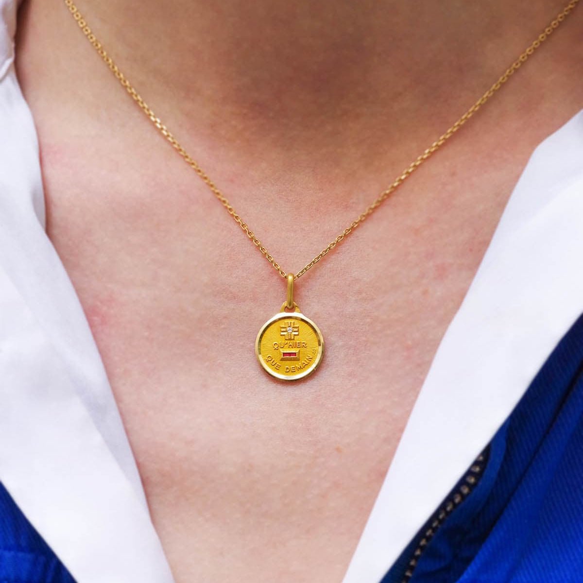 Médaille AUGIS en or jaune, rubis et diamant - Castafiore