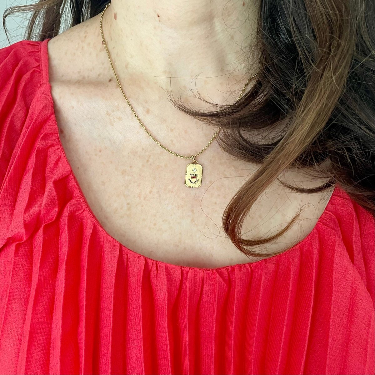 Médaille AUGIS "+ plus qu'hier - que demain" en or jaune, émail, et rubis - Castafiore