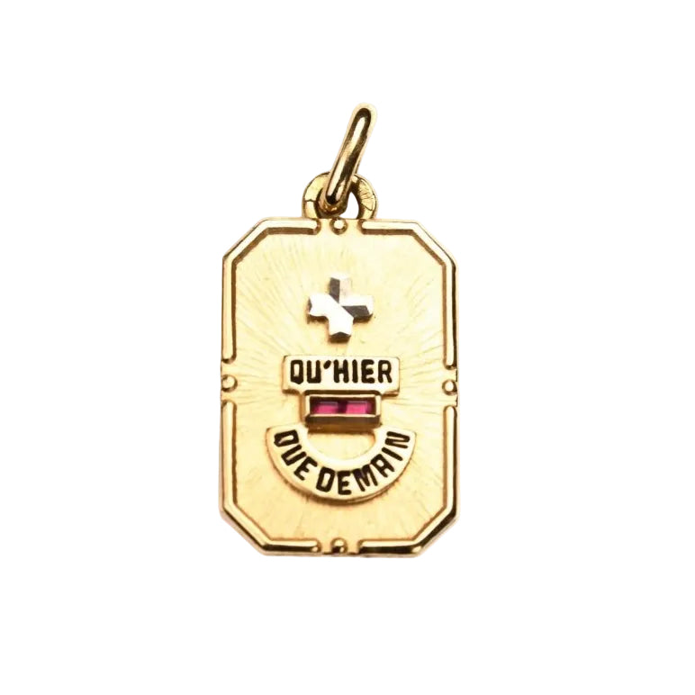 Médaille AUGIS "+ plus qu'hier - que demain" en or jaune, émail, et rubis - Castafiore