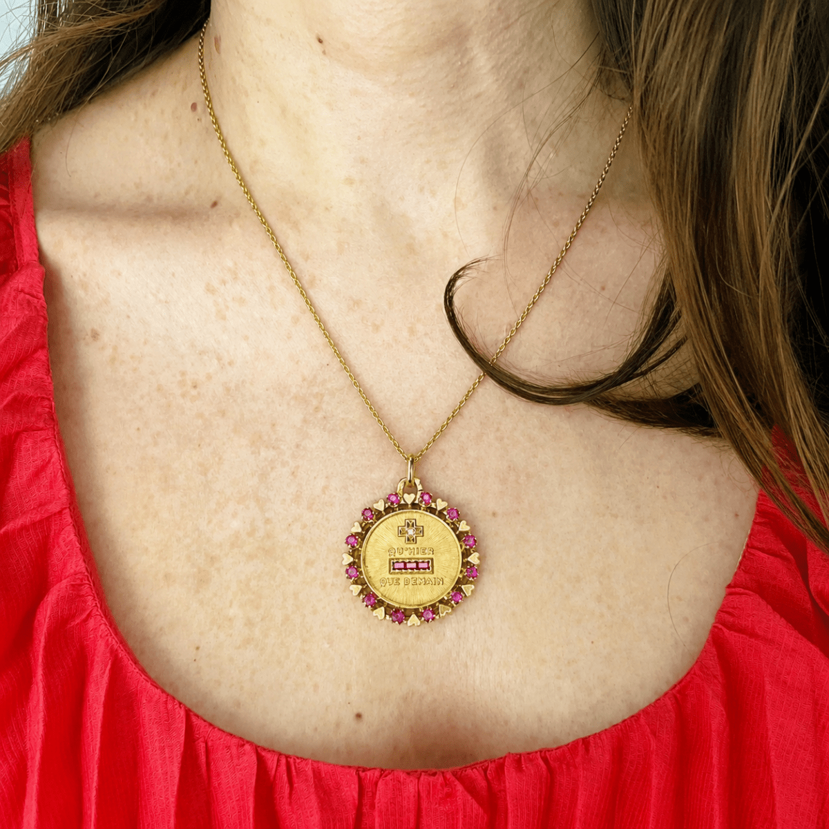 Médaille AUGIS "+ qu'hier - que demain" en or jaune, rubis et diamant - Castafiore