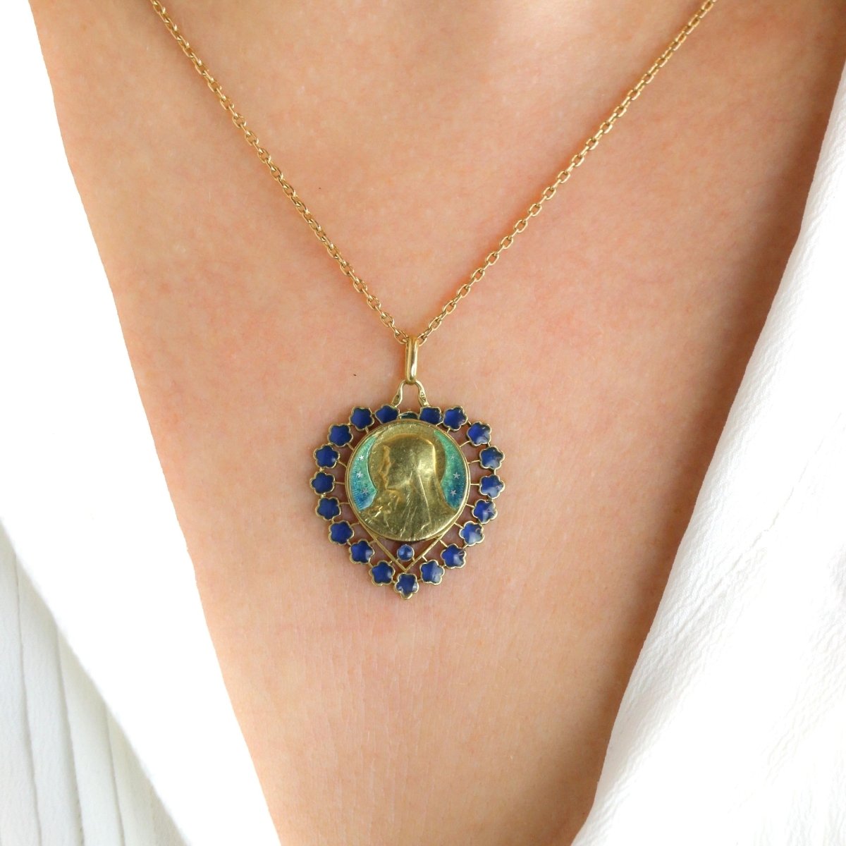 Médaille BECKER en or jaune et émail - Castafiore