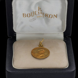Médaille Boucheron "Ange amour à la Colombe" en Or jaune 18k massif vers 1970. Boite d'origine. - Castafiore