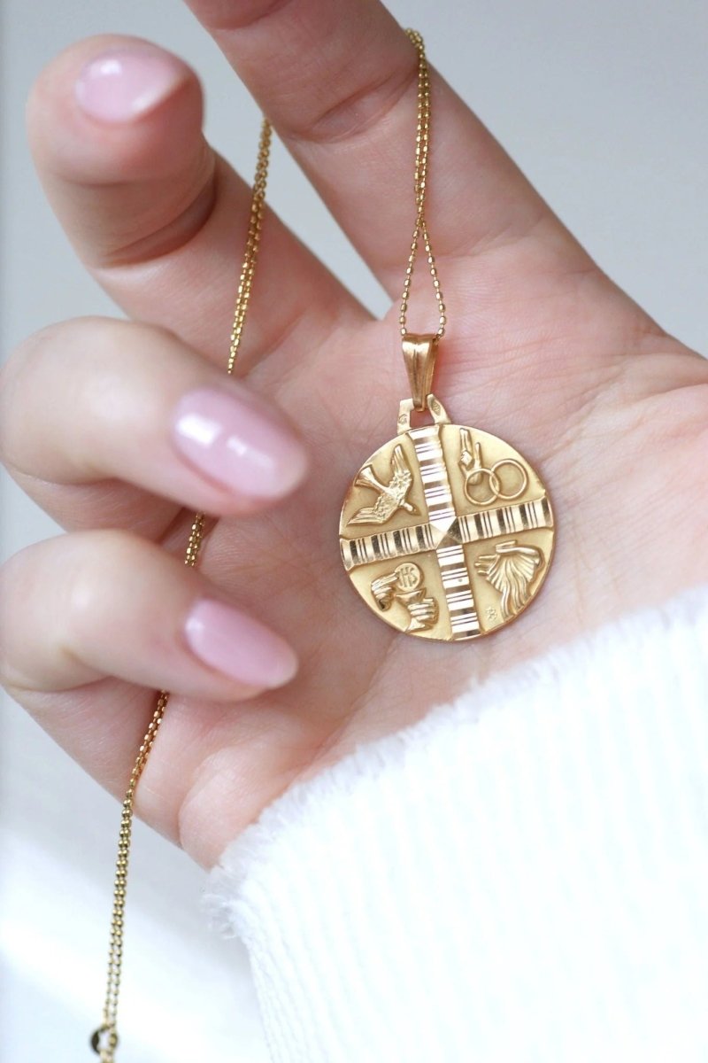 Médaille Chrétienne Art Déco or jaune - Castafiore