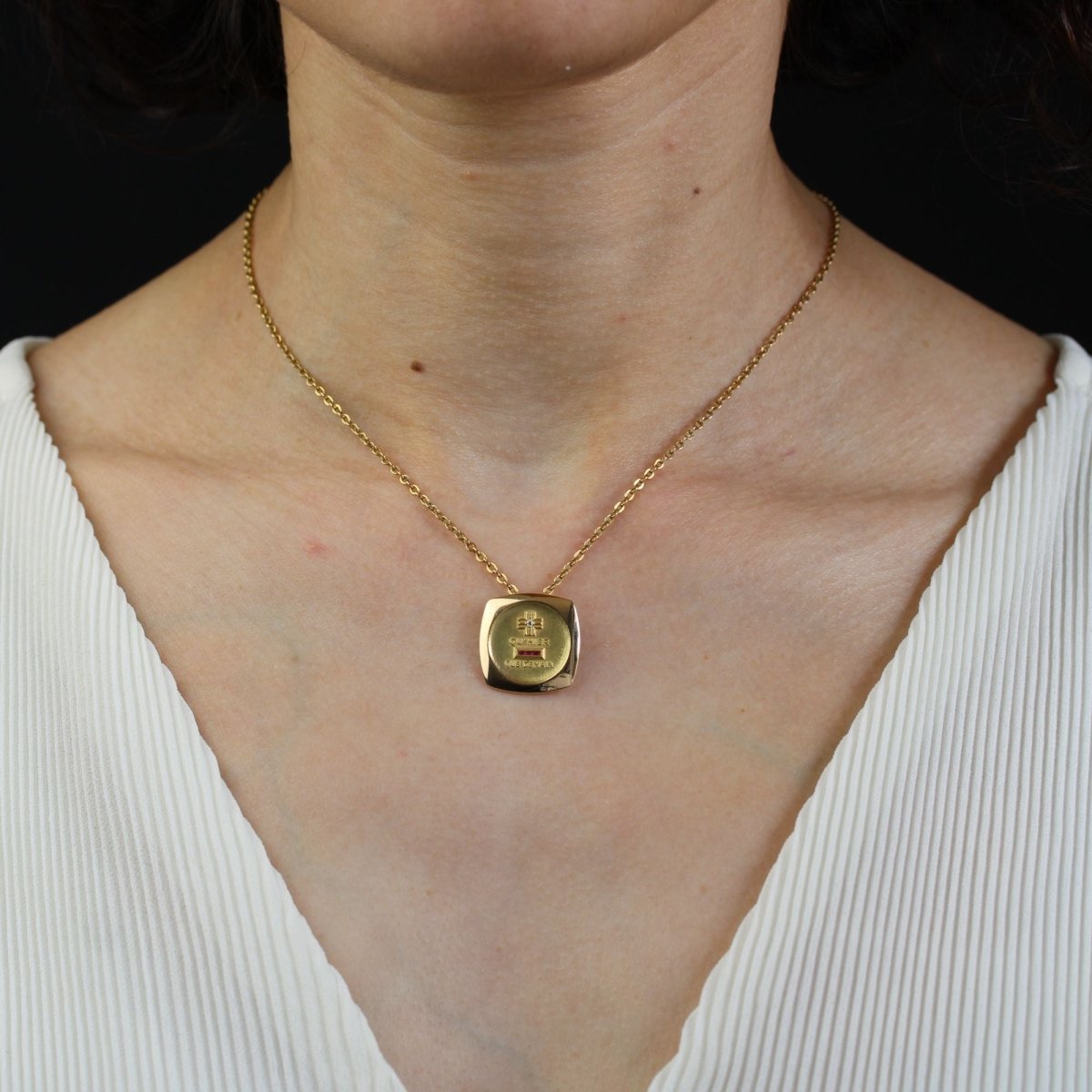 Médaille D'Amour carrée Plus qu'hier moins que demain or jaune diamant rubis Augis - Castafiore