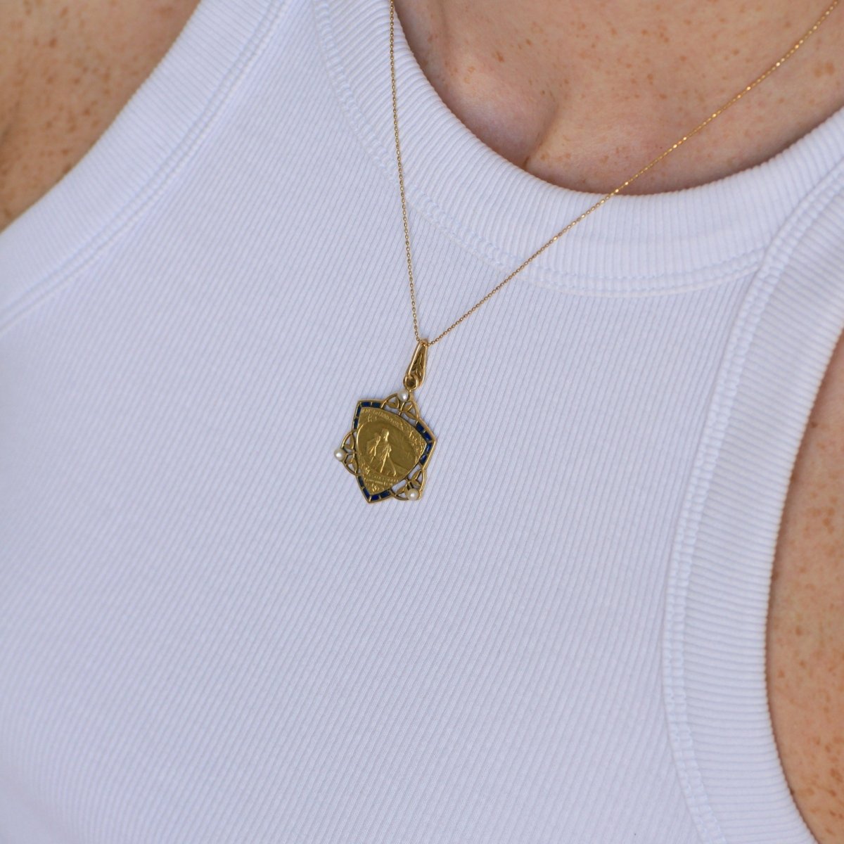 Médaille ÉMILE MONIER en or jaune, émail et perles - Castafiore