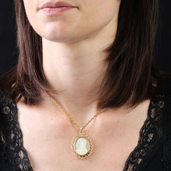 Médaille en nacre et sa monture en or rose - Castafiore