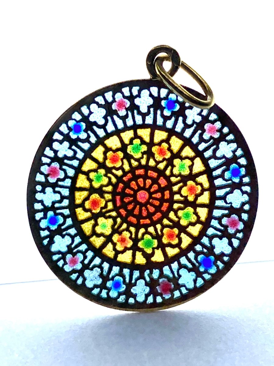 Médaille en or 18 carats représentant le vitrail ouest de la cathédrale Notre Dame de Paris - Castafiore