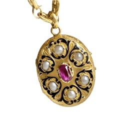 Médaille en or jaune, émail, perles et rubis - Castafiore