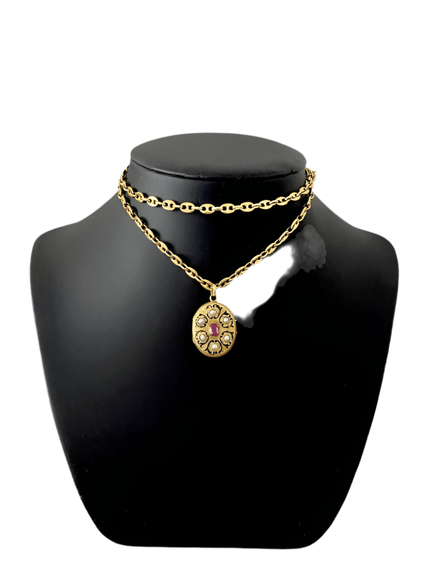 Médaille en or jaune, émail, perles et rubis - Castafiore