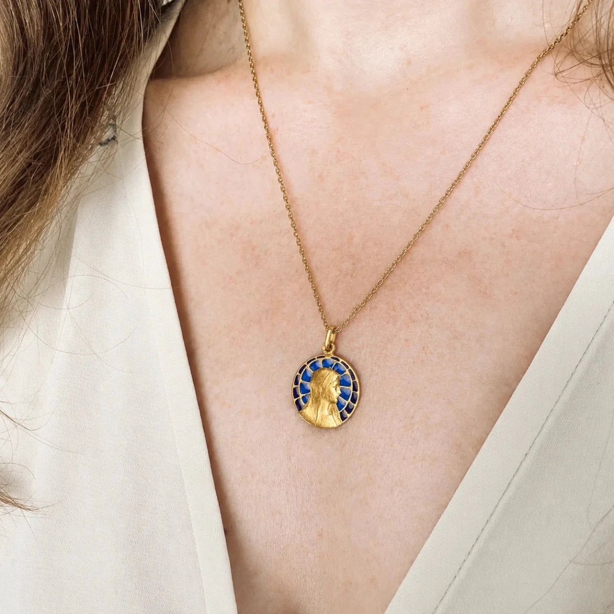 Médaille en or jaune et émail - Castafiore