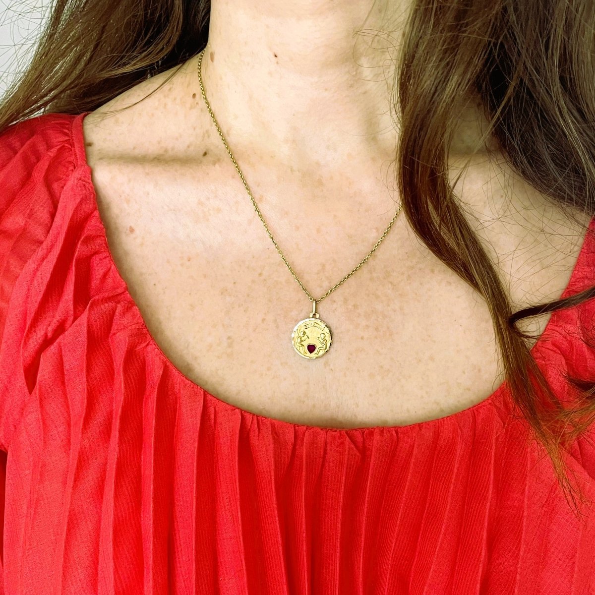 Médaille en or jaune et rubis - Castafiore