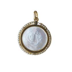 Médaille en or jaune, nacre et perles - Castafiore