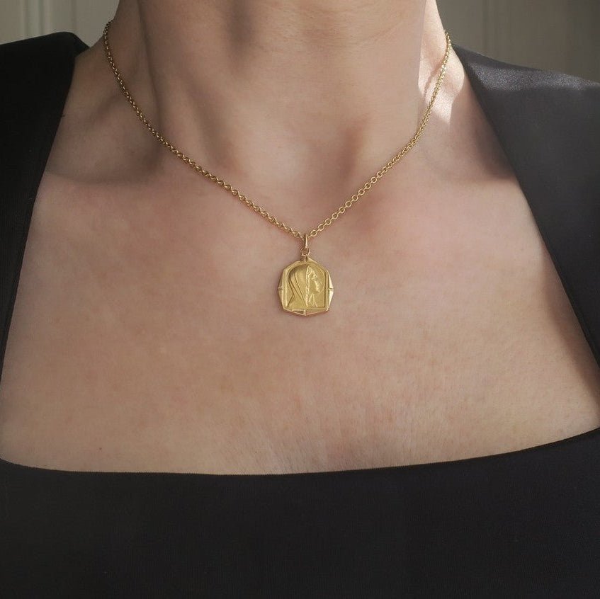 Médaille GRUN en or jaune et nacre - Castafiore