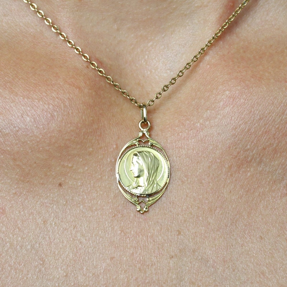 Médaille or jaune ajourée Vierge - Castafiore