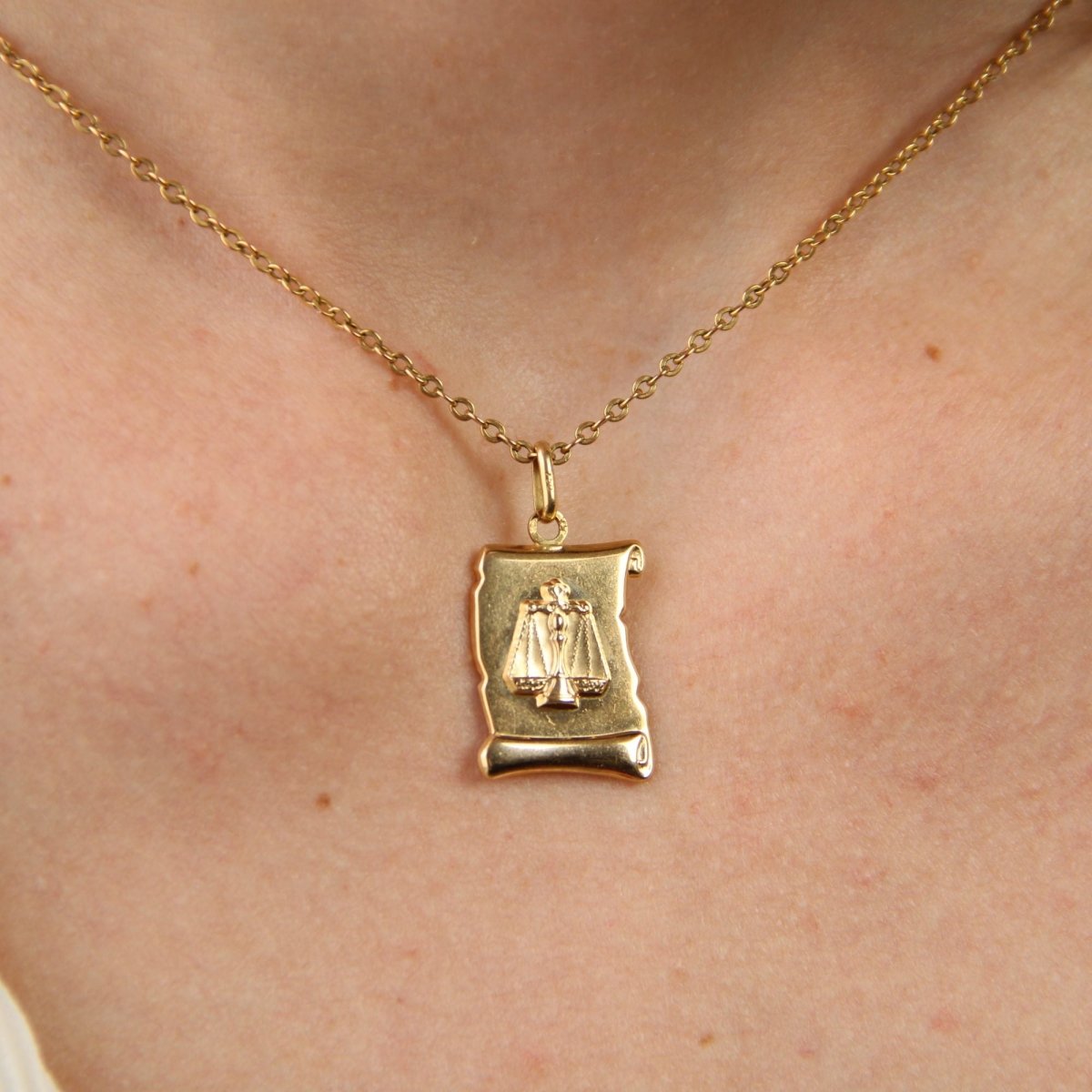 Médaille or jaune signe Balance - Castafiore