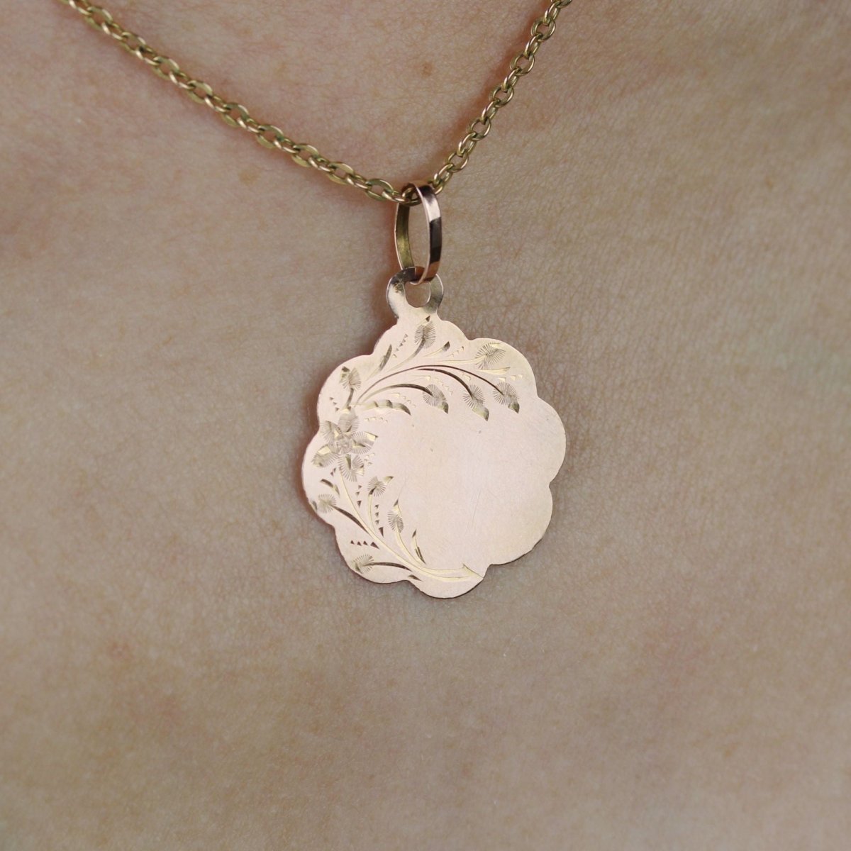 Médaille or rose polylobée ancienne - Castafiore