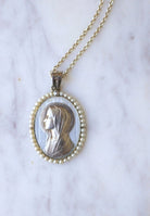 Médaille religieuse Art Déco or blanc, nacre et perles - Castafiore