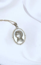 Médaille religieuse Art Déco or blanc, nacre et perles - Castafiore