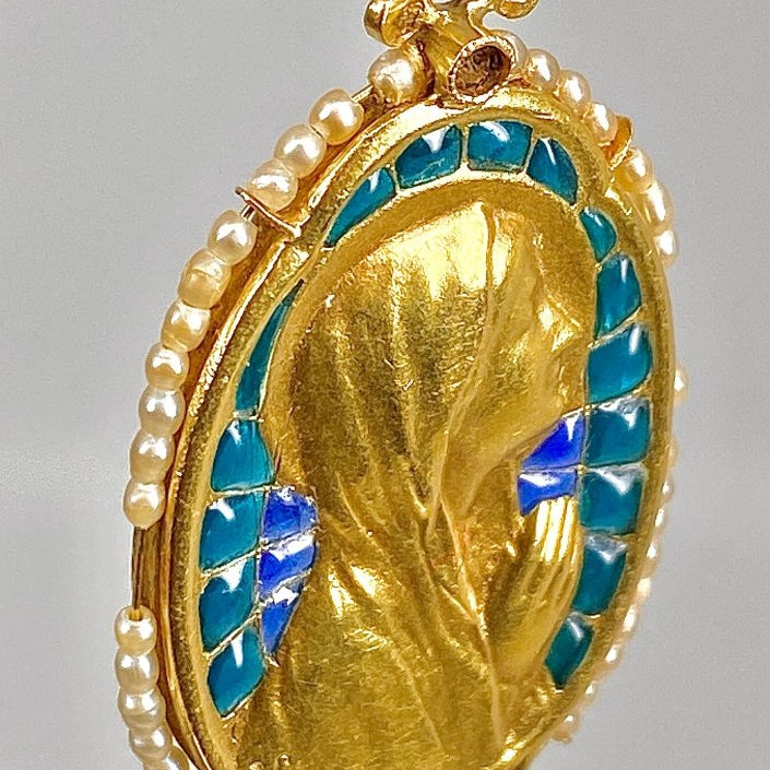 Médaille vierge en or 18 carats en émail et perles, vers 1930 - Castafiore