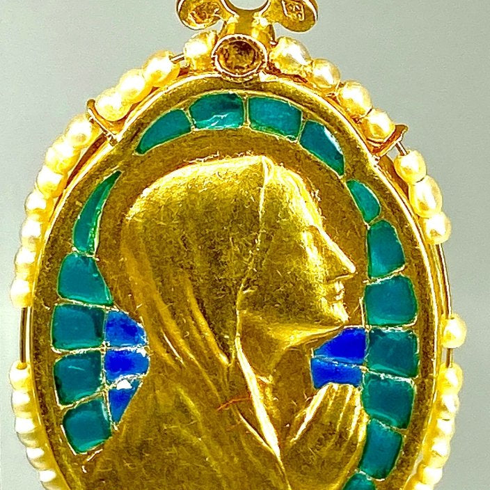 Médaille vierge en or 18 carats en émail et perles, vers 1930 - Castafiore