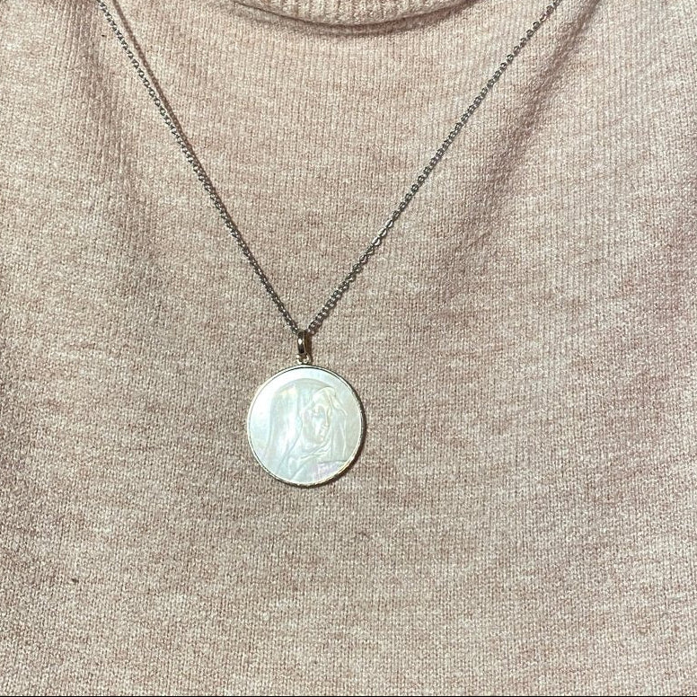 Médaille Vierge, en or blanc et nacre - Castafiore