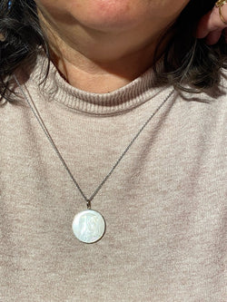 Médaille Vierge, en or blanc et nacre - Castafiore
