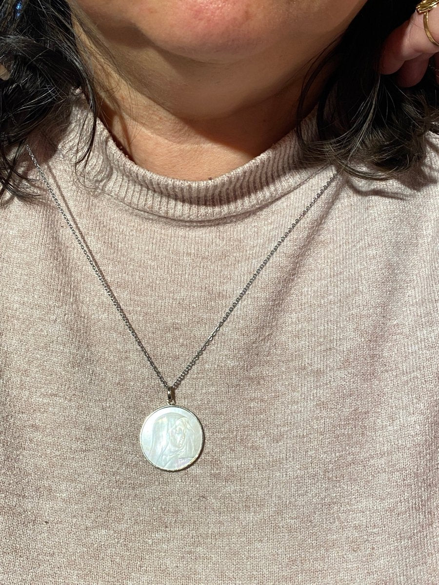 Médaille Vierge, en or blanc et nacre - Castafiore