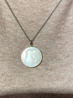Médaille Vierge, en or blanc et nacre - Castafiore
