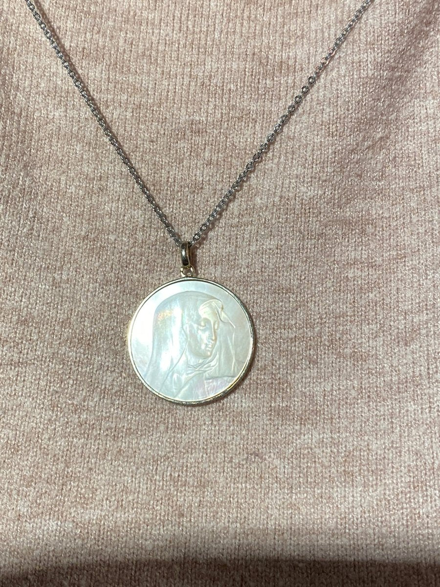 Médaille Vierge, en or blanc et nacre - Castafiore